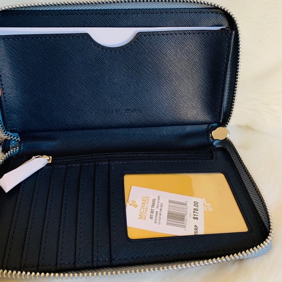 Michael Kors Jet Set Travel LG Flat Wristlet - Picture 5 of 6